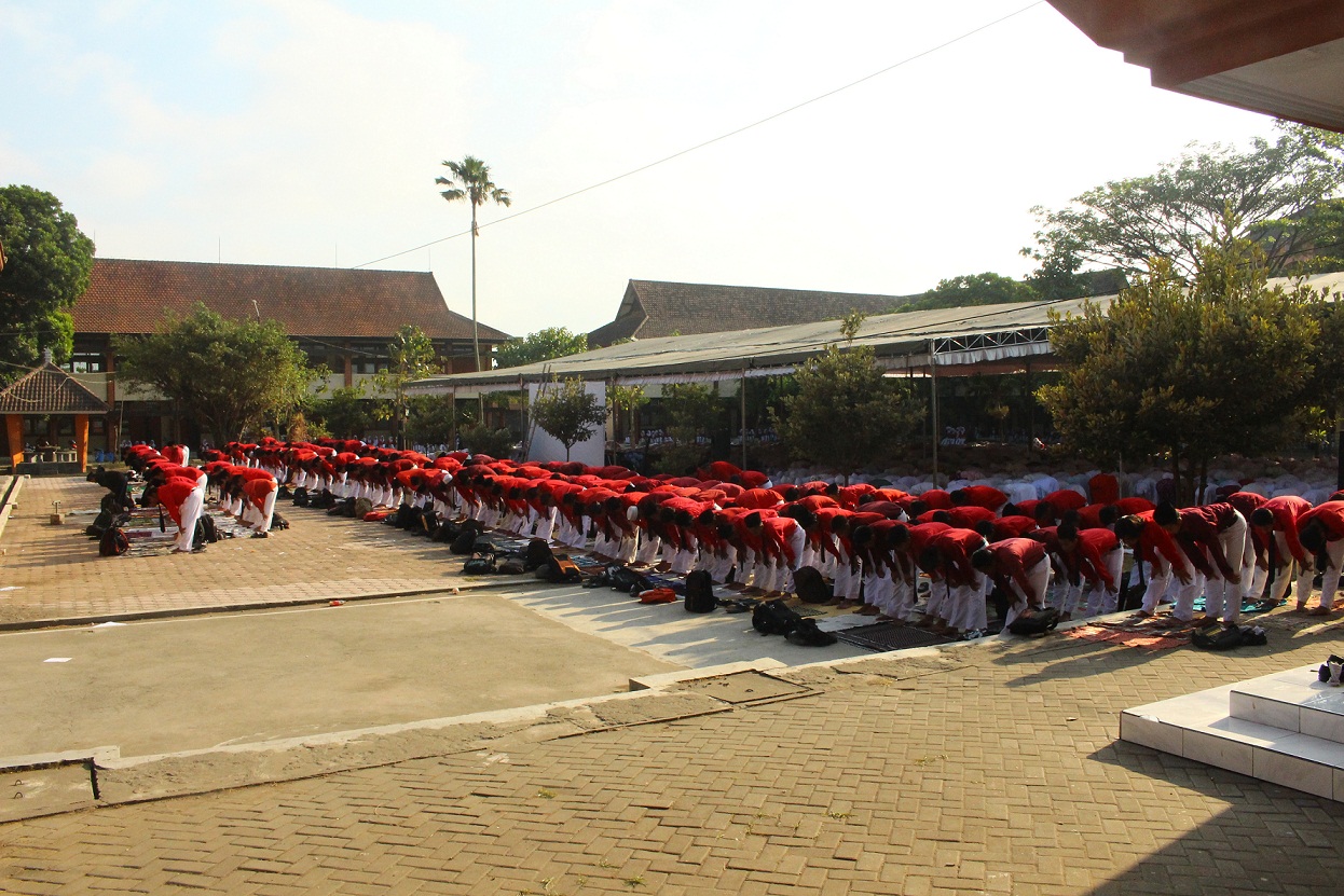 ADA YANG BERBEDA DALAM PEMBUKAAN ORIENTASI PENGENALAN AKADEMIK DAN KEMAHASISWAAN FAKULTAS TAHUN 2015