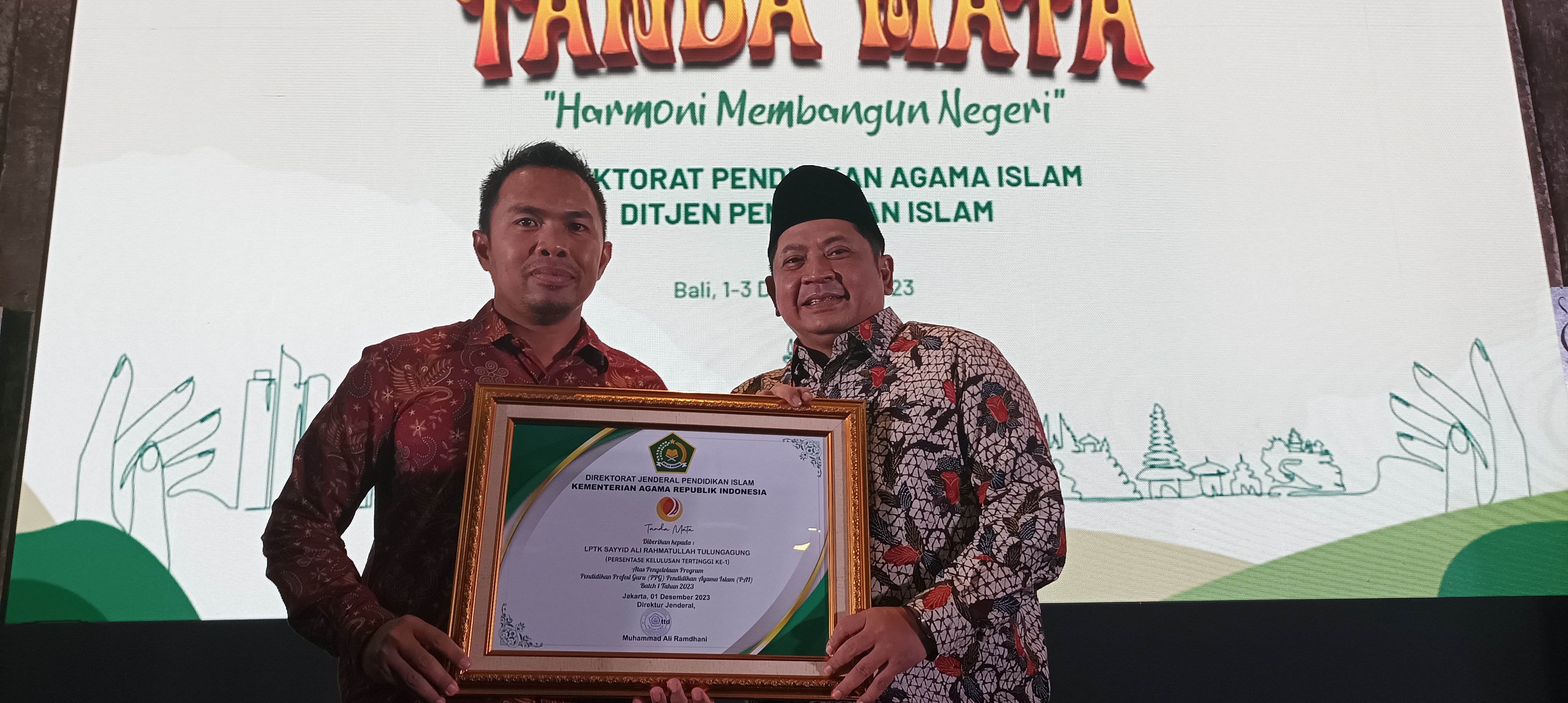 LPTK UIN Sayyid Ali Rahmatullah menerima penghargaan persentase kelulusan ke-1 PPG Batch 1 Tahun 2023
